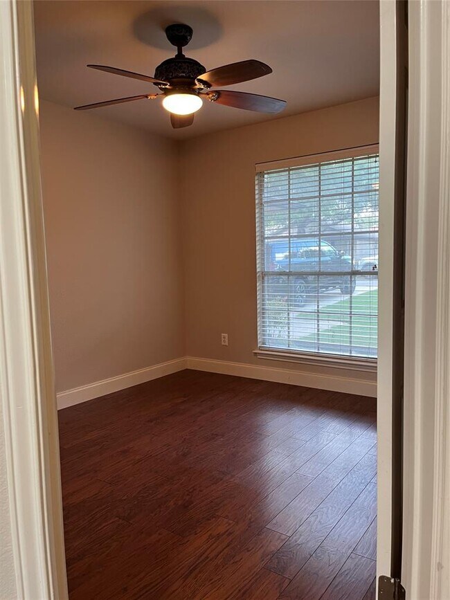 Building Photo - 1204 Jordan Ln