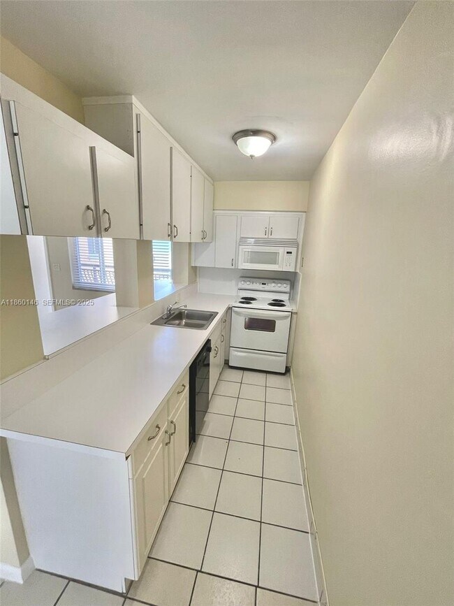 Building Photo - 1815 N Surf Rd