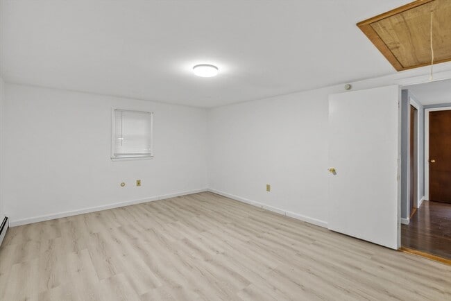 Building Photo - 323 Flagg St