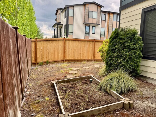 Building Photo - Village Crest Townhome!!!
