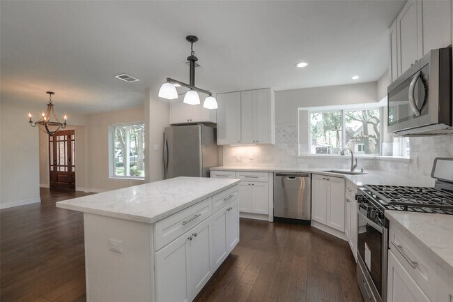 Building Photo - 730 Bison Dr