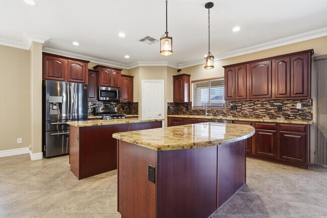 Building Photo - 16809 W Magnolia St