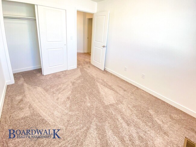 Building Photo - Beautiful 4 bedroom Townhome in West Valley!