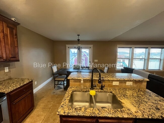 Building Photo - 2717 Mary Dr