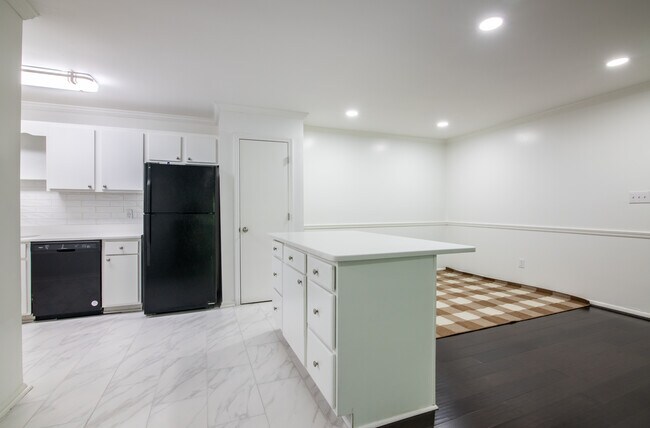 Building Photo - 1001 Woodland Vlg