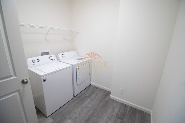 Building Photo - MODERN 3BR HOME IN BLACKTHORNE
