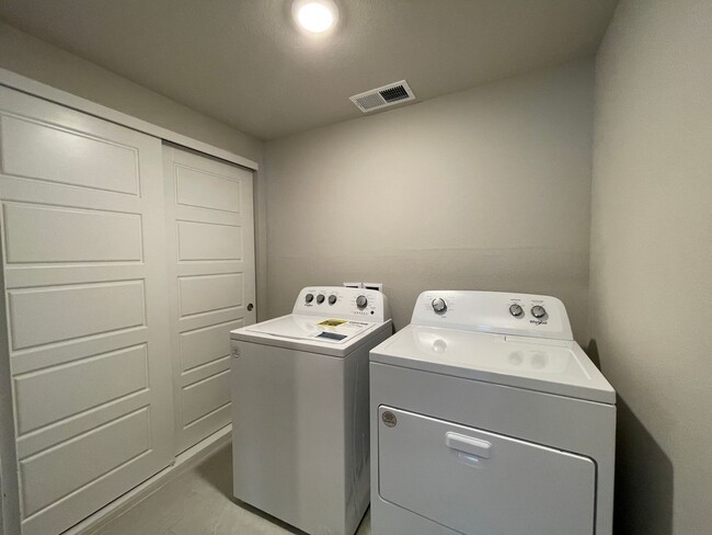 Building Photo - Newly Built Move-in Ready Modern Condo!