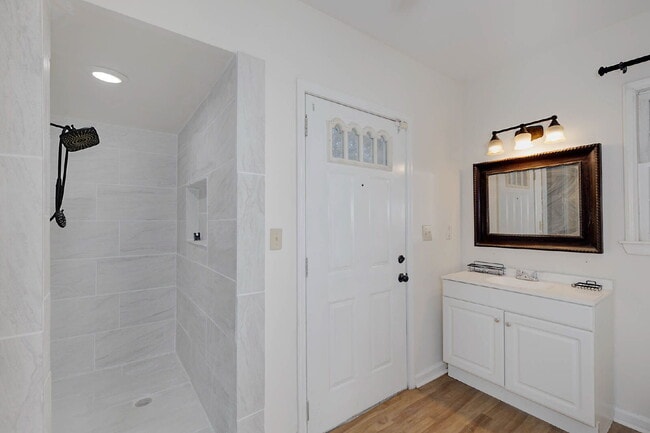 Building Photo - Stunning Renovated 4-Bedroom Home in Lakebottom with Screened Porch & Prime Location Near Fort Mo...