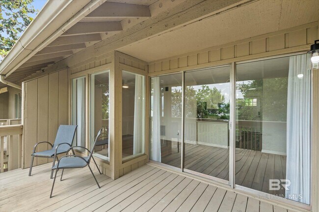 Building Photo - 2024 Sea Cliff Dr N
