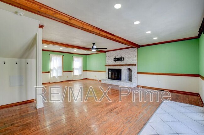 Building Photo - 412 Saddle Ct