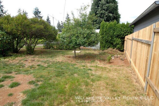 Building Photo - Nice S Salem duplex