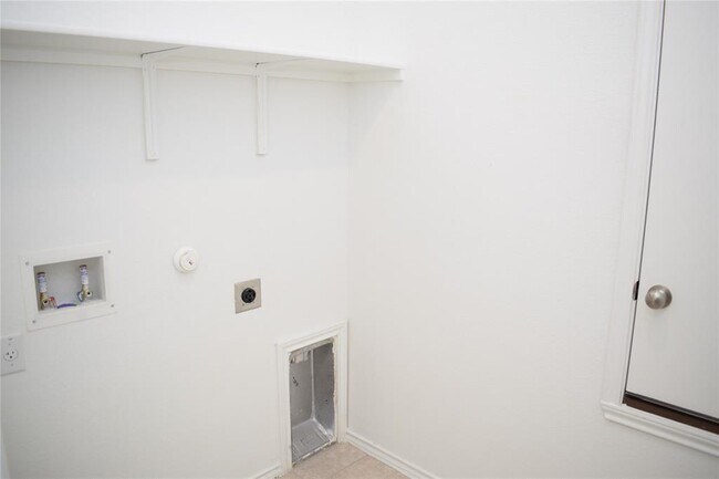 Building Photo - 409 English Oak St