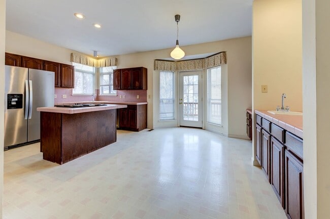 Building Photo - Spacious Parkway South Home with Walk-Out Basement & Large Backyard