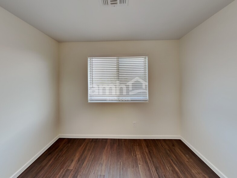 Building Photo - 3910 E Hematite Ln