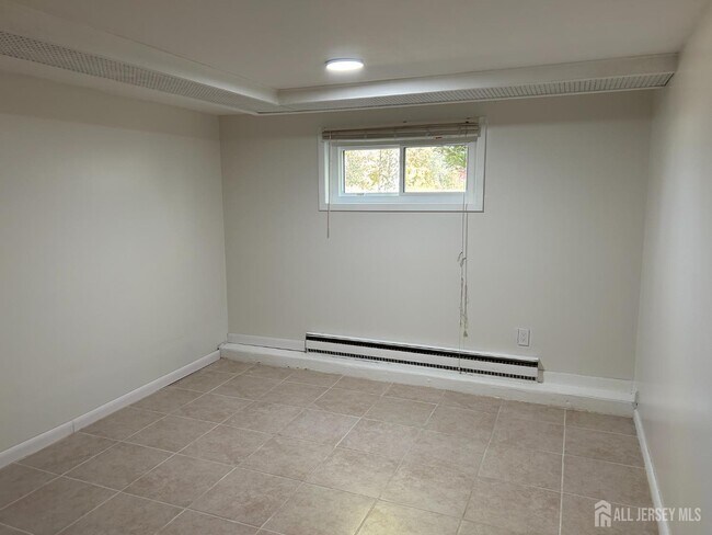 Building Photo - 1471 Thomas Ave