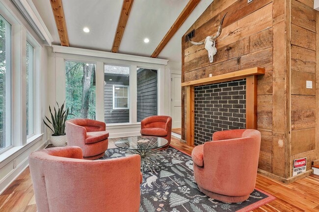 Building Photo - 410 Thornton Ln