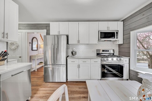 Building Photo - 132 Pequot Ave