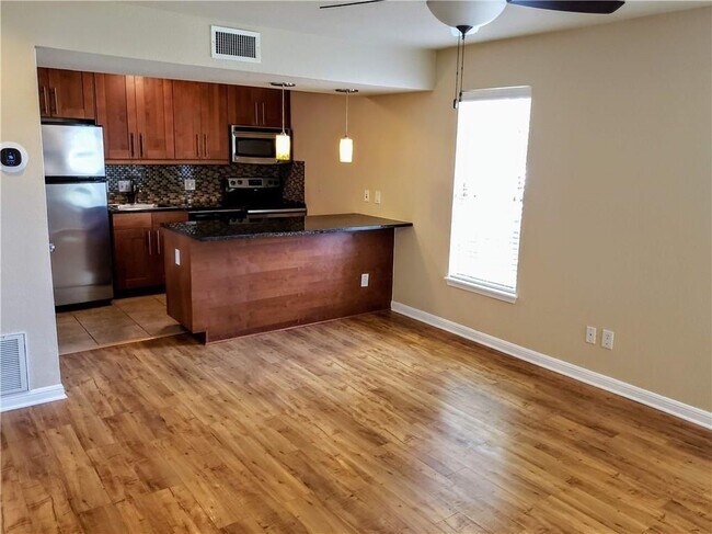 Building Photo - 7685 Northcross Dr