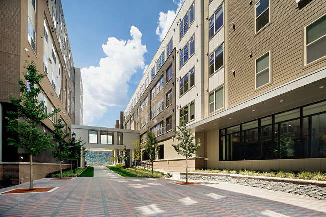 Building Photo - 137 Alexander St
