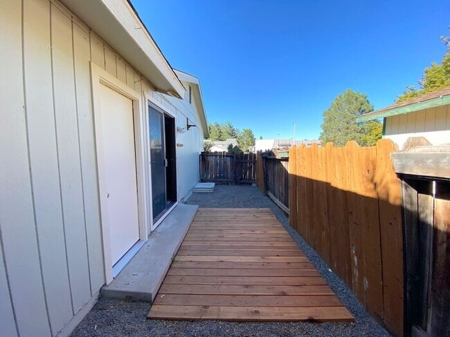 Building Photo - Charming Sparks Duplex - Yard/Garage/AC/1 Pet Friendly