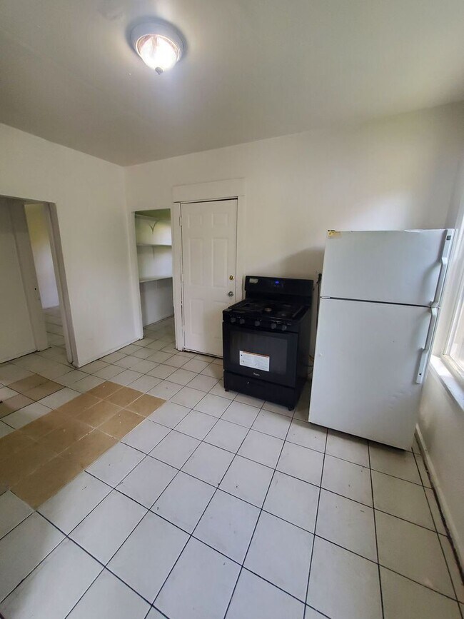 Building Photo - 608-610 W Burleigh St. (Duplex)