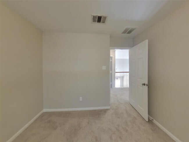 Building Photo - 405 Red Hawk Dr