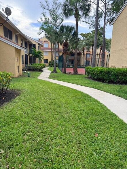 Building Photo - 998 Coral Club Dr