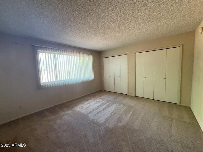 Building Photo - 433 Meadows Dr