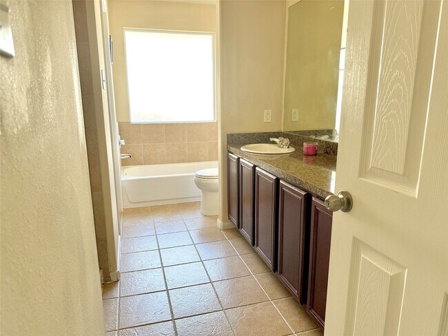 Building Photo - 2042 Nichole Woods Dr