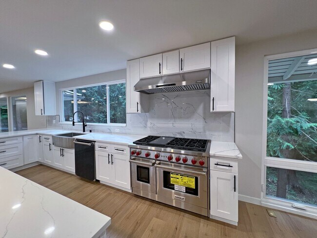 Building Photo - Freshly Remodeled 5BR Home in Prime Bellevue Enatai