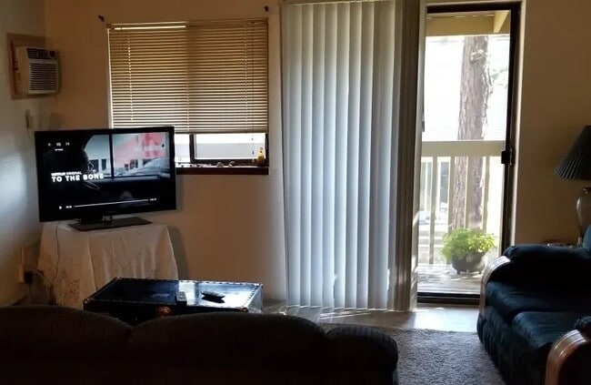 Building Photo - 906 W 2nd St