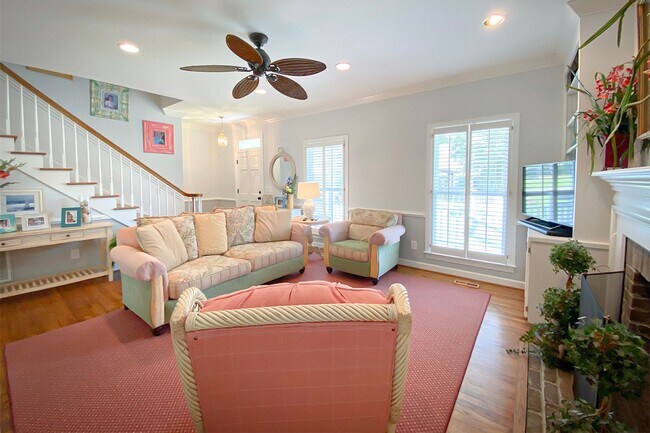 Building Photo - Beautifully FURNISHED Off Season 3bd/2.5 BA Single Family Home