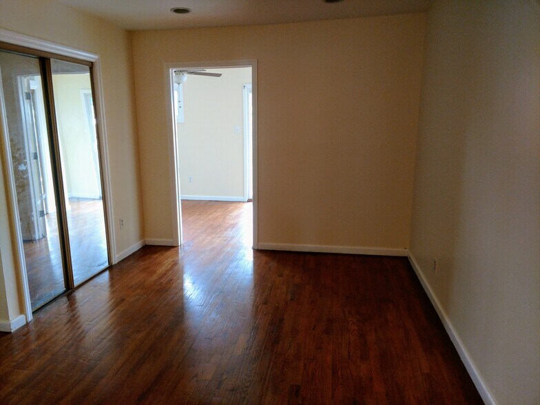 Building Photo - 13 Skyline Dr