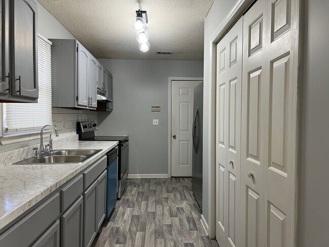 Building Photo - Really Cute Home in Lake Wildwood