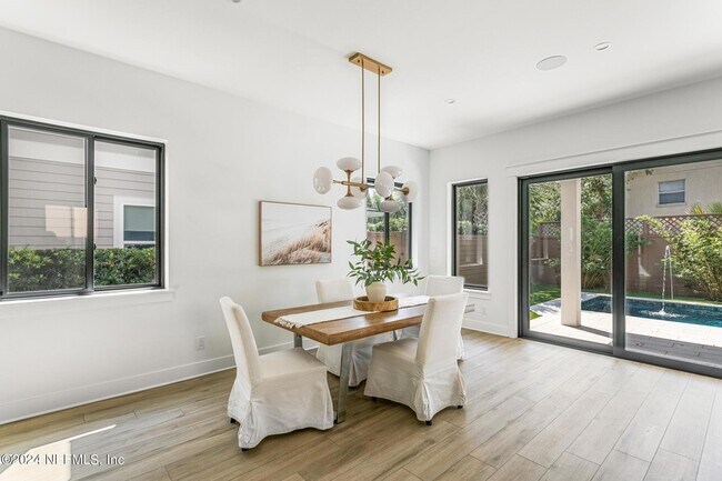 Building Photo - 207 Lora St