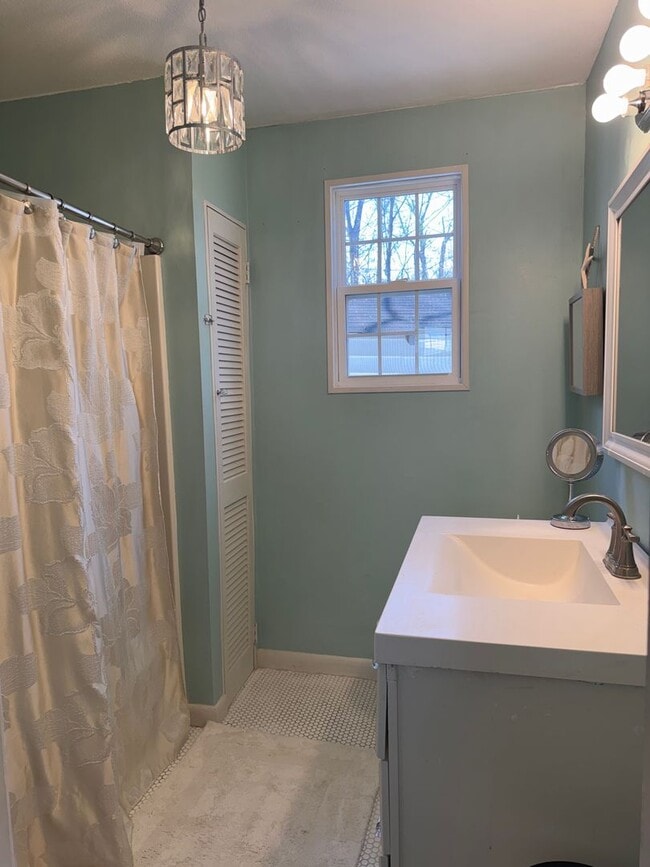 Building Photo - Adorable Garage Apartment Living in the Riverside Community