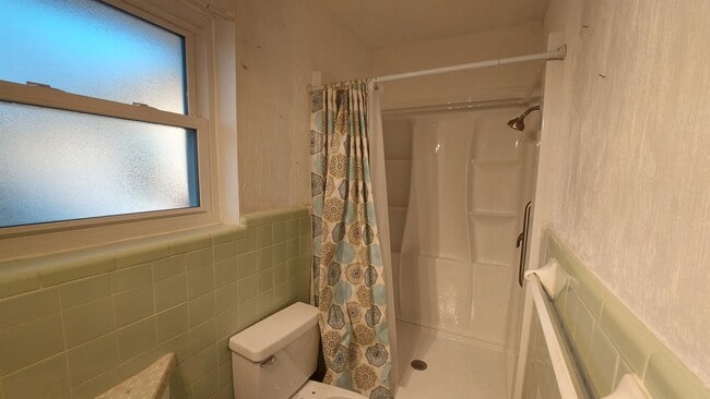 Building Photo - 707 Lewis Dr