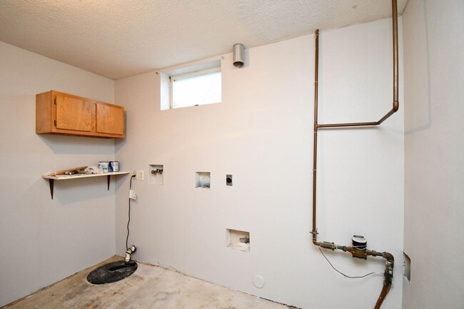 Building Photo - 705 N Montgomery Ct