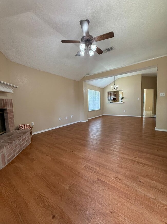 Building Photo - COMMUTER FRIENDLY / ESTABLISHED NEIGHBORHOOD