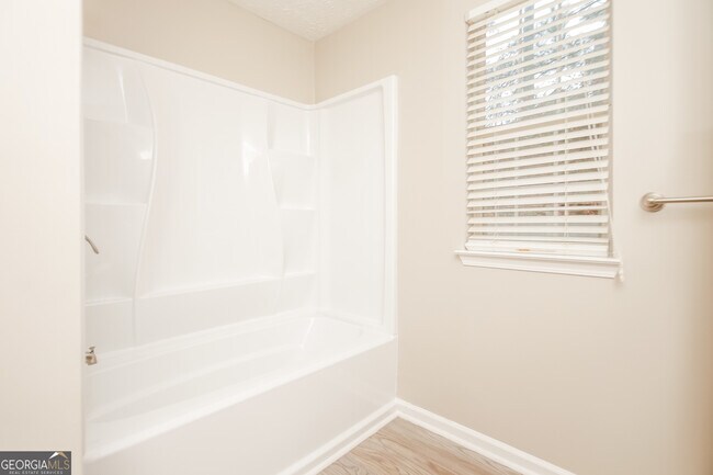 Building Photo - 1817 Cres Hill Dr NW