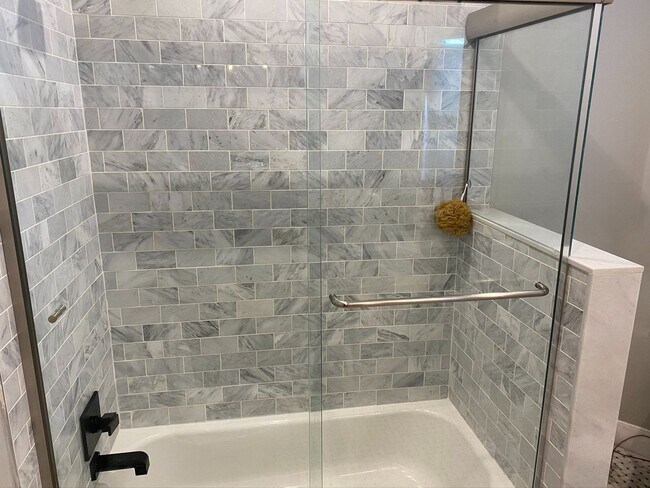 Building Photo - Available 3 bedroom house in Port Richmond!
