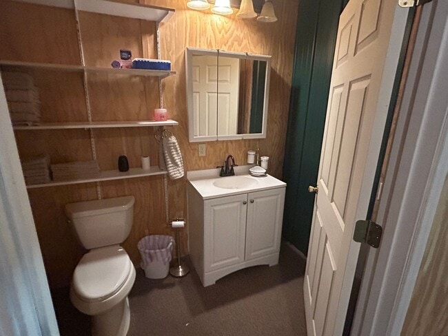 Building Photo - FULLY FURNISHED ONE BEDROOM APARTMENT