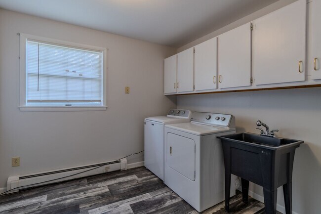 Building Photo - Price Improvement! Sweet Serene Silver Lake