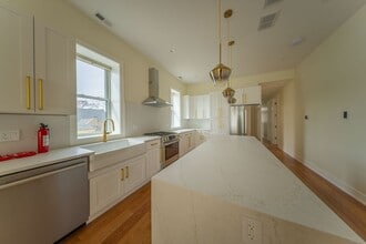 Building Photo - Luxurious 3b/2b + Den Living in Lincoln Park