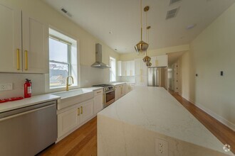 Building Photo - Luxurious 3b/2b + Den Living in Lincoln Park