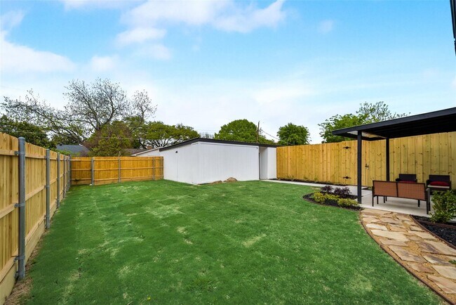 Building Photo - 15819 El Estado Dr