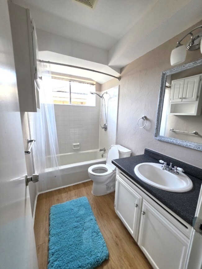 Large bathroom - 4104 Kim Dr