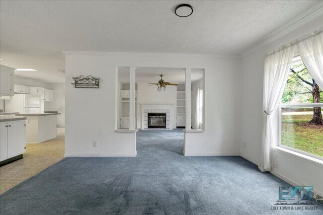 Building Photo - Welcome to this 3 Bedroom, 2 Bath Home in Wildwood Point!