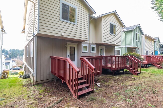 Building Photo - 2 Bedroom, 2.5 Bath Condo in Madrona Heights