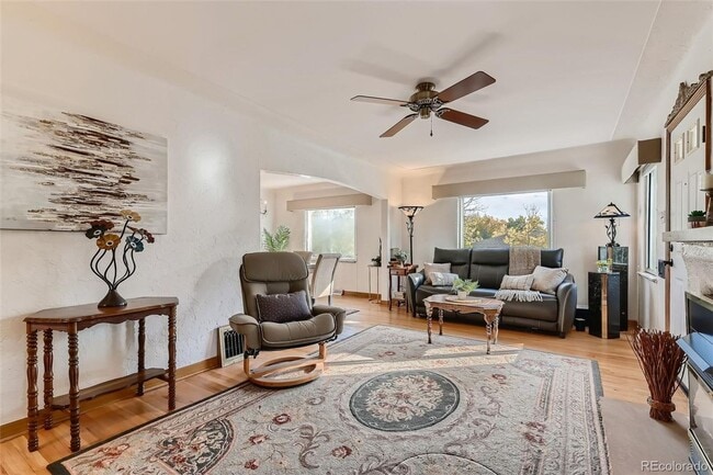 Building Photo - West Highlands - Amazing 32nd Ave, 2 Bed, 1 Bath Unit in Duplex- Shared Yard/Common Space